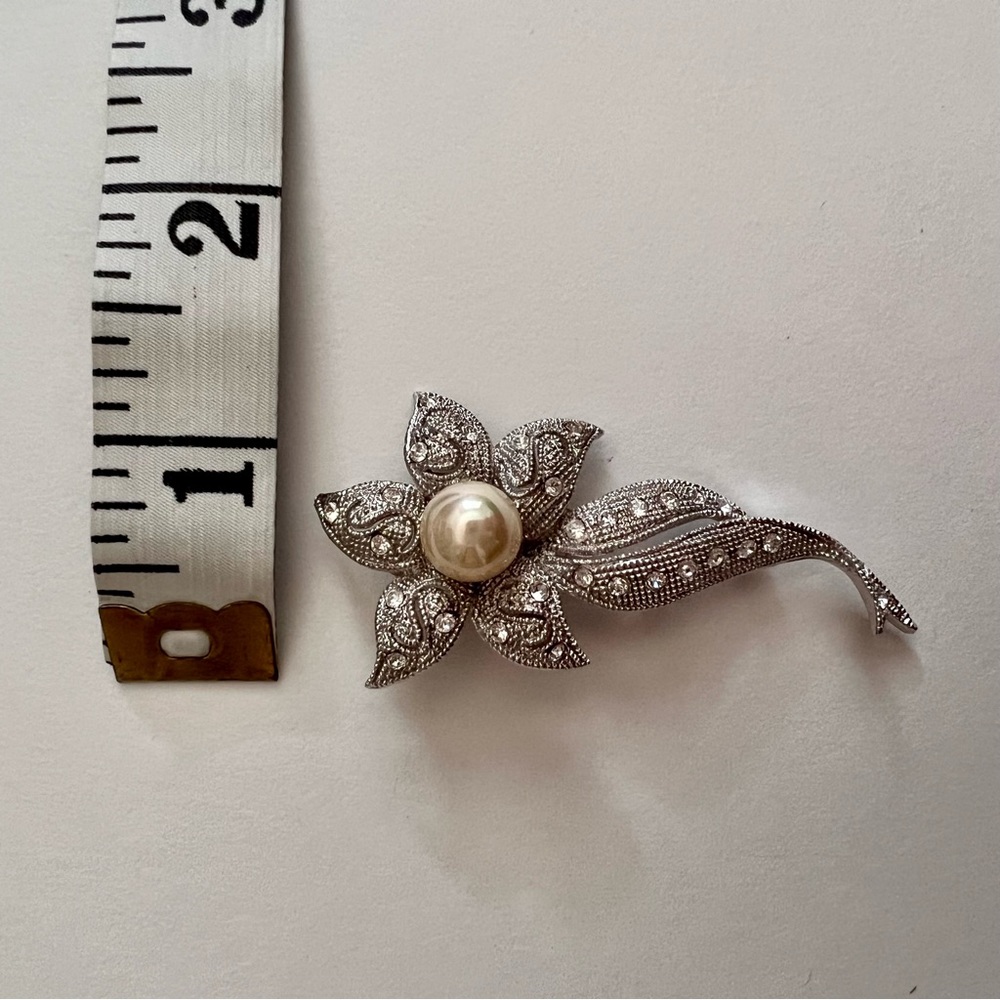 Stunning rhinestone and pearl flower brooch